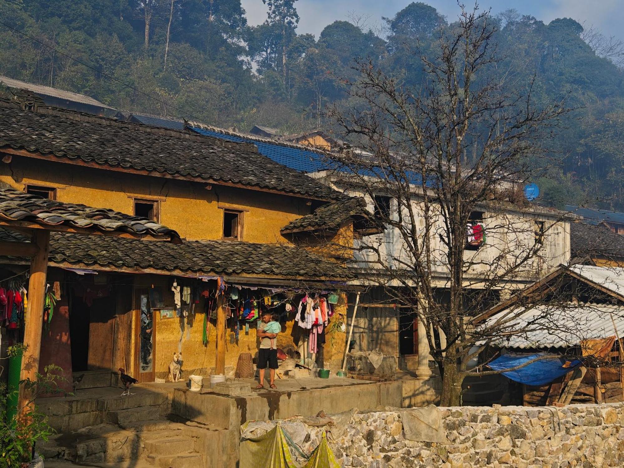 Nha Co Lao Xa Homestay Hmong & Bungalow Air Conditioner Dồng Van Bagian luar foto