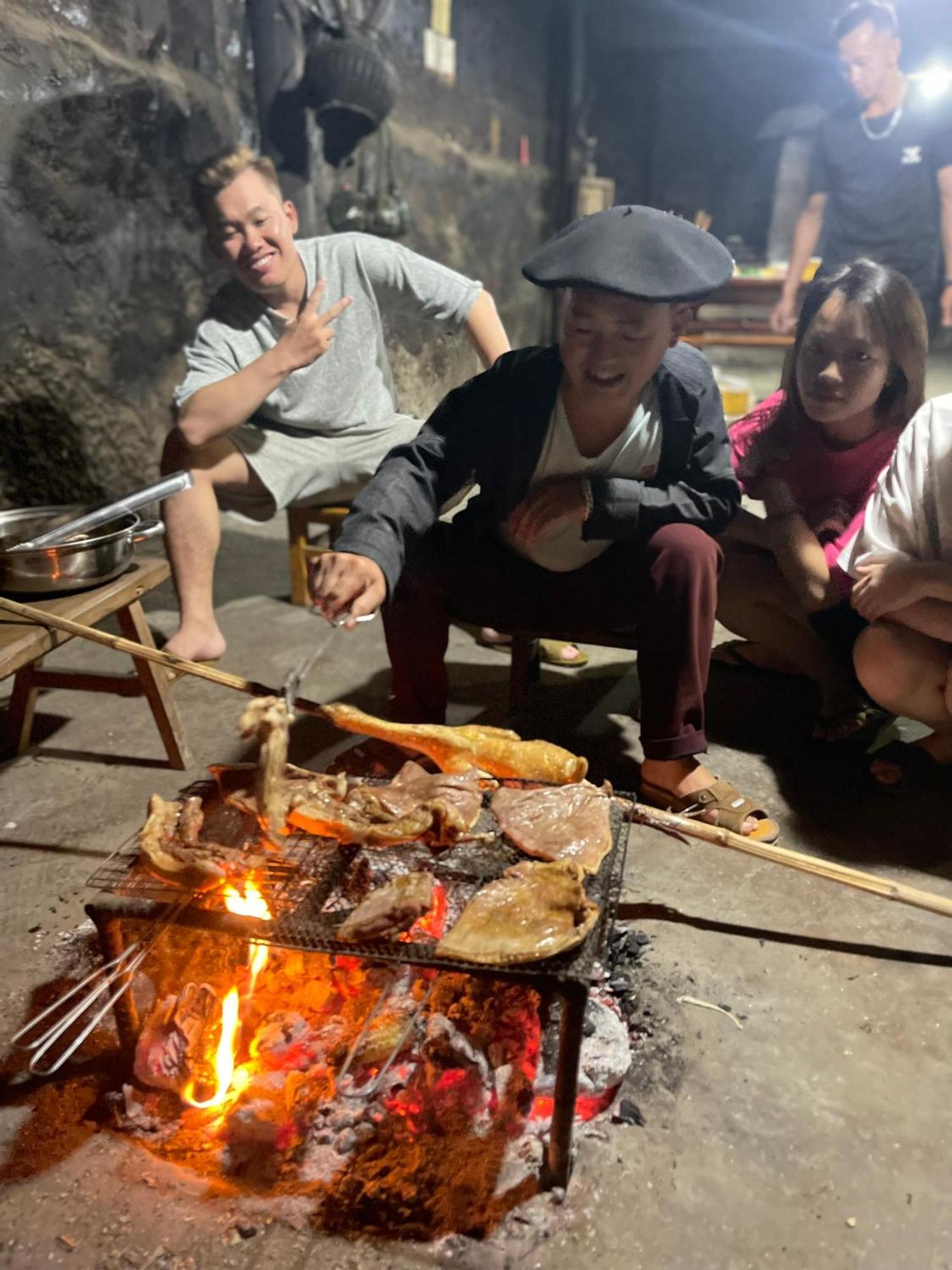 Nha Co Lao Xa Homestay Hmong & Bungalow Air Conditioner Dồng Van Bagian luar foto