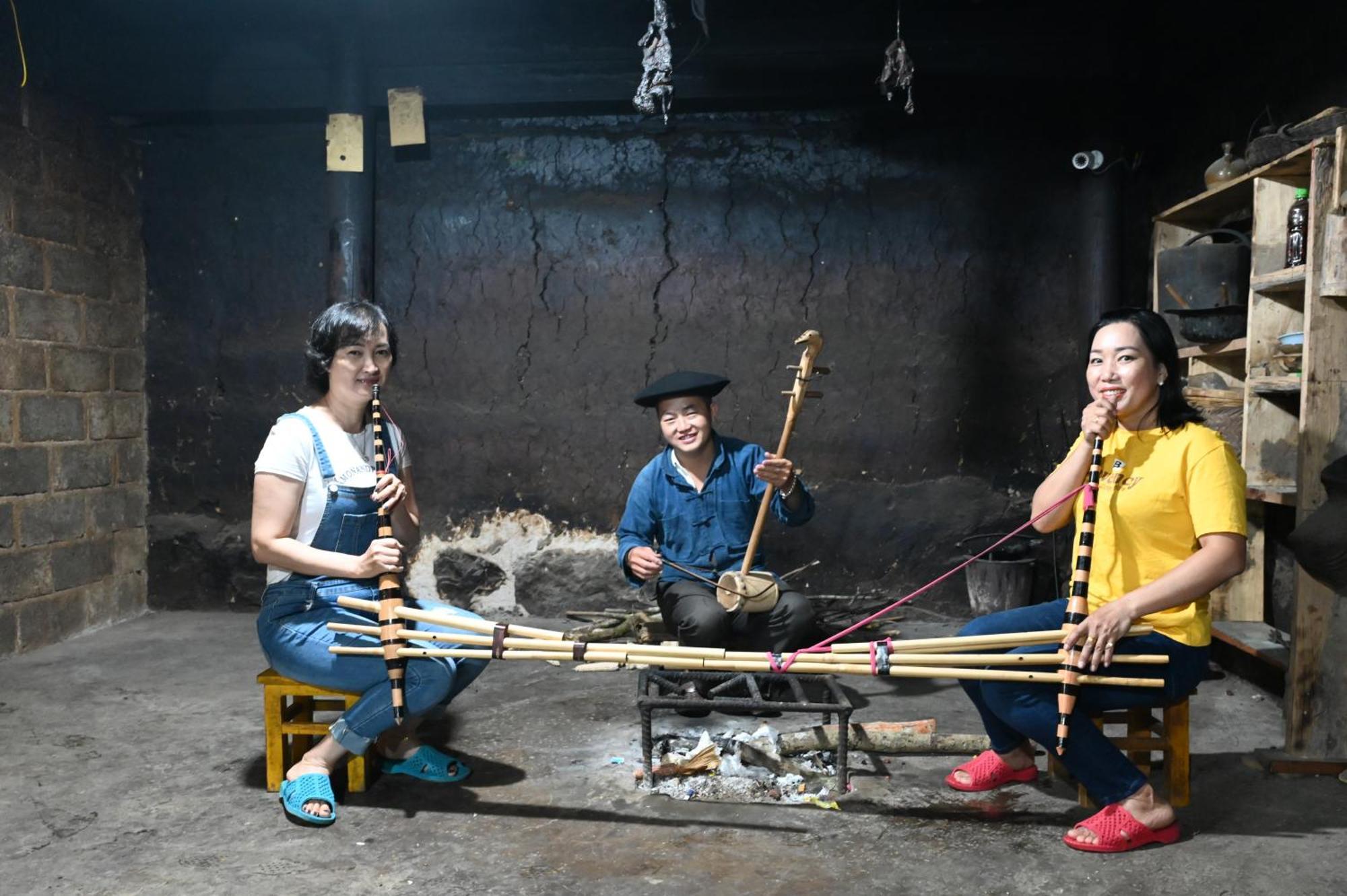 Nha Co Lao Xa Homestay Hmong & Bungalow Air Conditioner Dồng Van Bagian luar foto